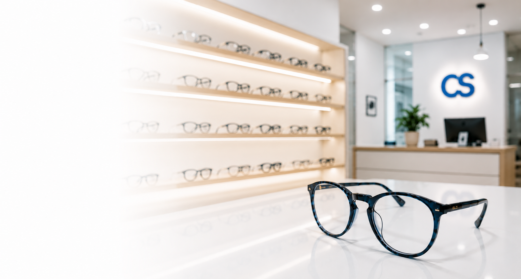 Gafas sobre una superficie blanca
